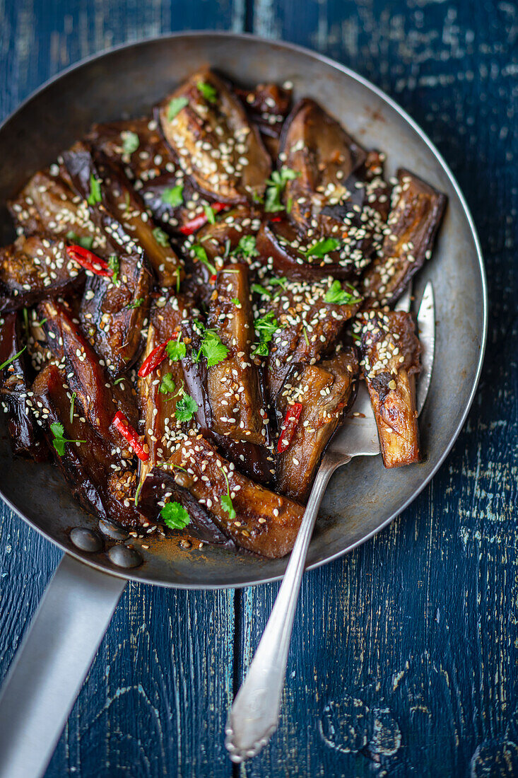 Gebratene Aubergine in süß-saurer Soße