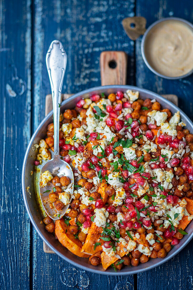 Süßkartoffeln mit Kichererbsen und Feta überbacken