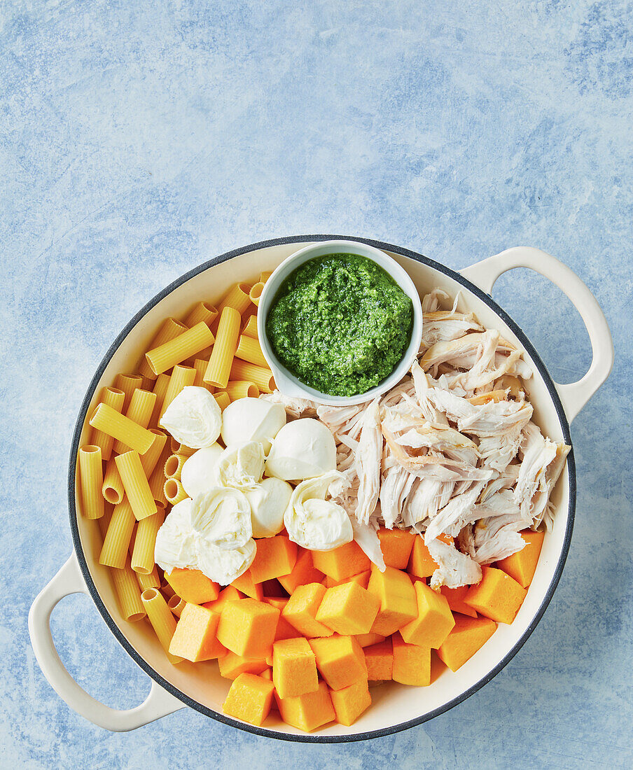 Zutaten für Pesto-Kürbis-Nudeln mit Huhn