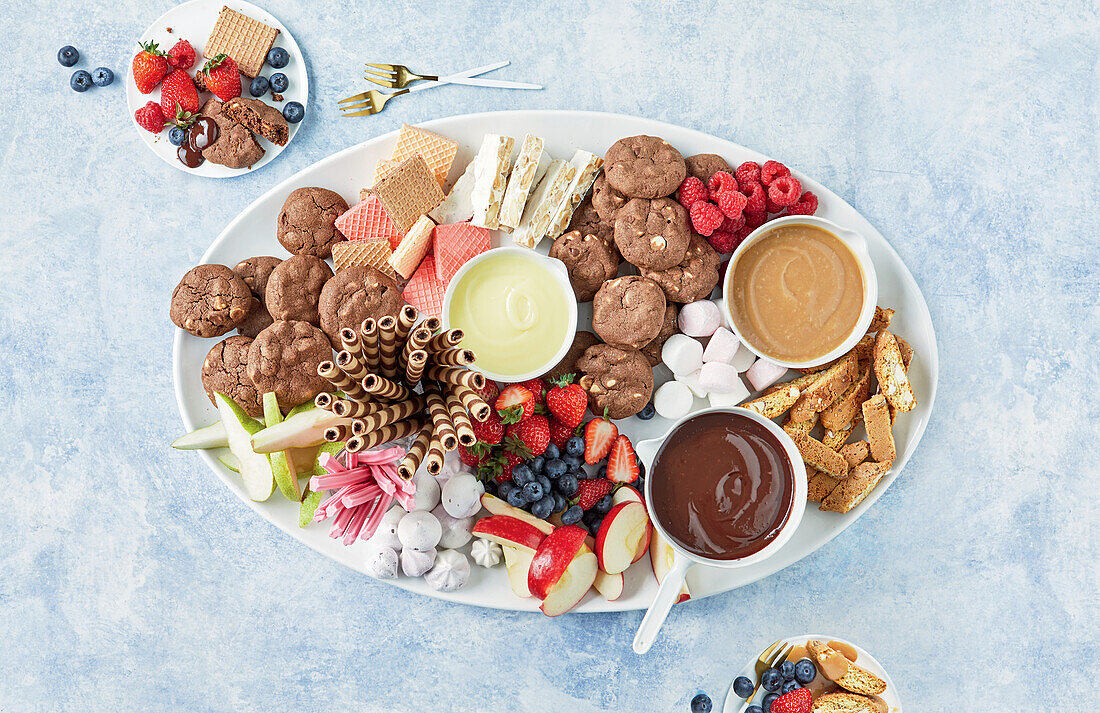 Schokoladen-Fondue mit Früchten und Gebäck