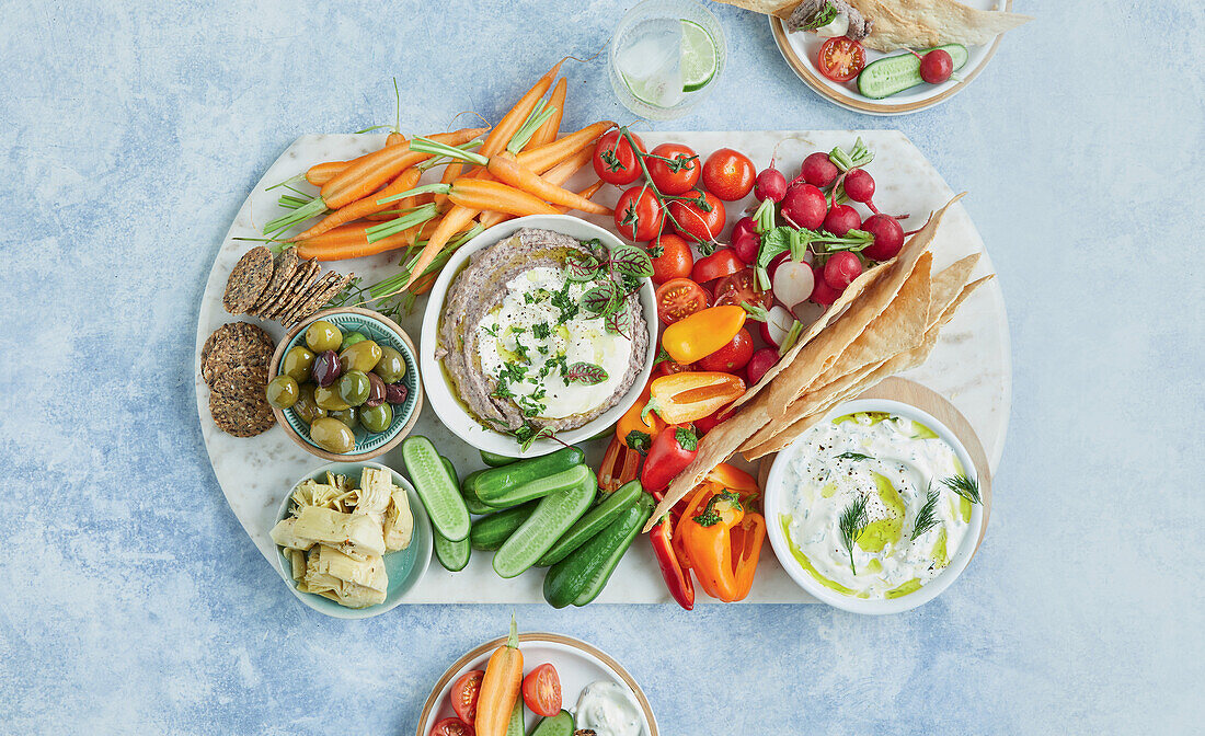 Gemüseplatte mit Dips und Fladenbrot