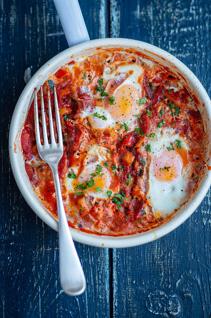 Shakshuka mit Eiern und Gemüse in Tomatensauce