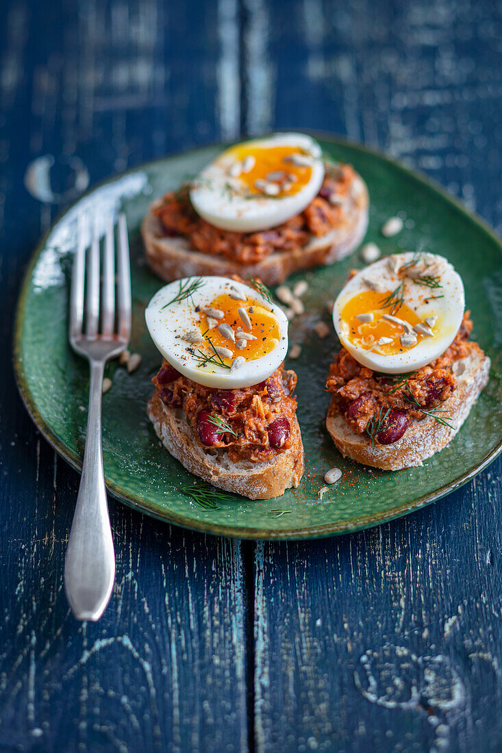 Brot mit Fisch-Bohnen-Aufstrich und Ei