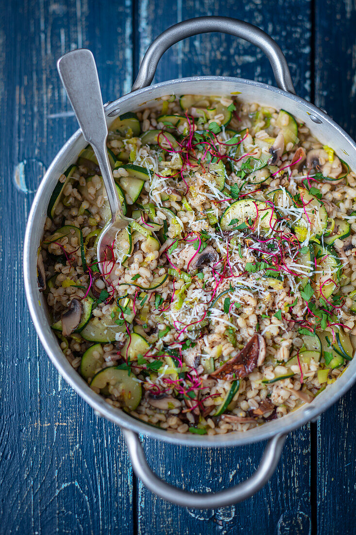 Barley stew with courgettes and mushrooms