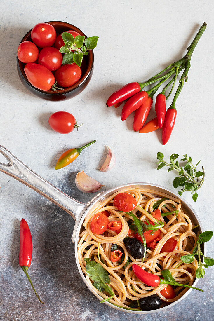 Spaghetti mit Kirschtomaten, Oliven und Chili