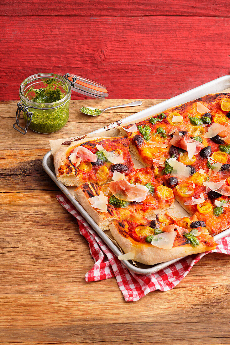 Antipasti-Pizza mit Pesto