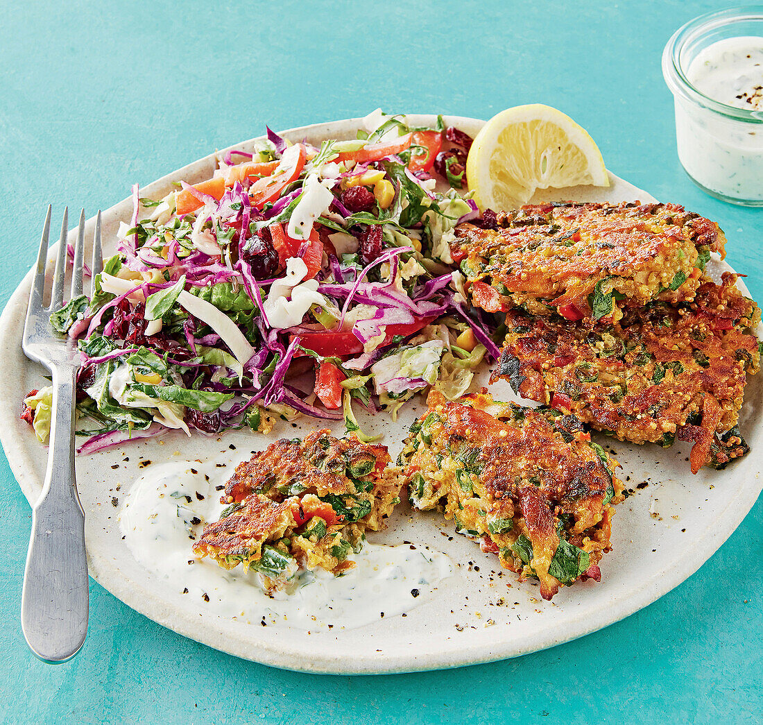 Scharfe Thunfisch-Quinoa-Bratlinge mit Krautsalat