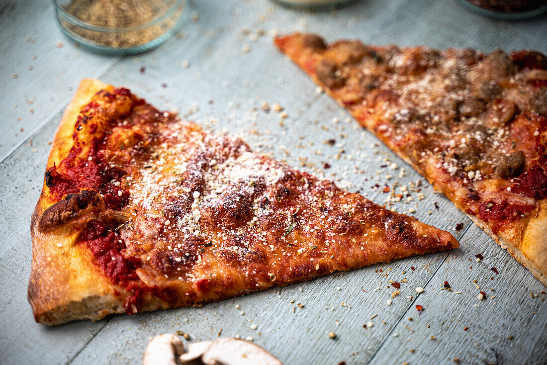 Pizza mit Champignons, Parmesan und Chili