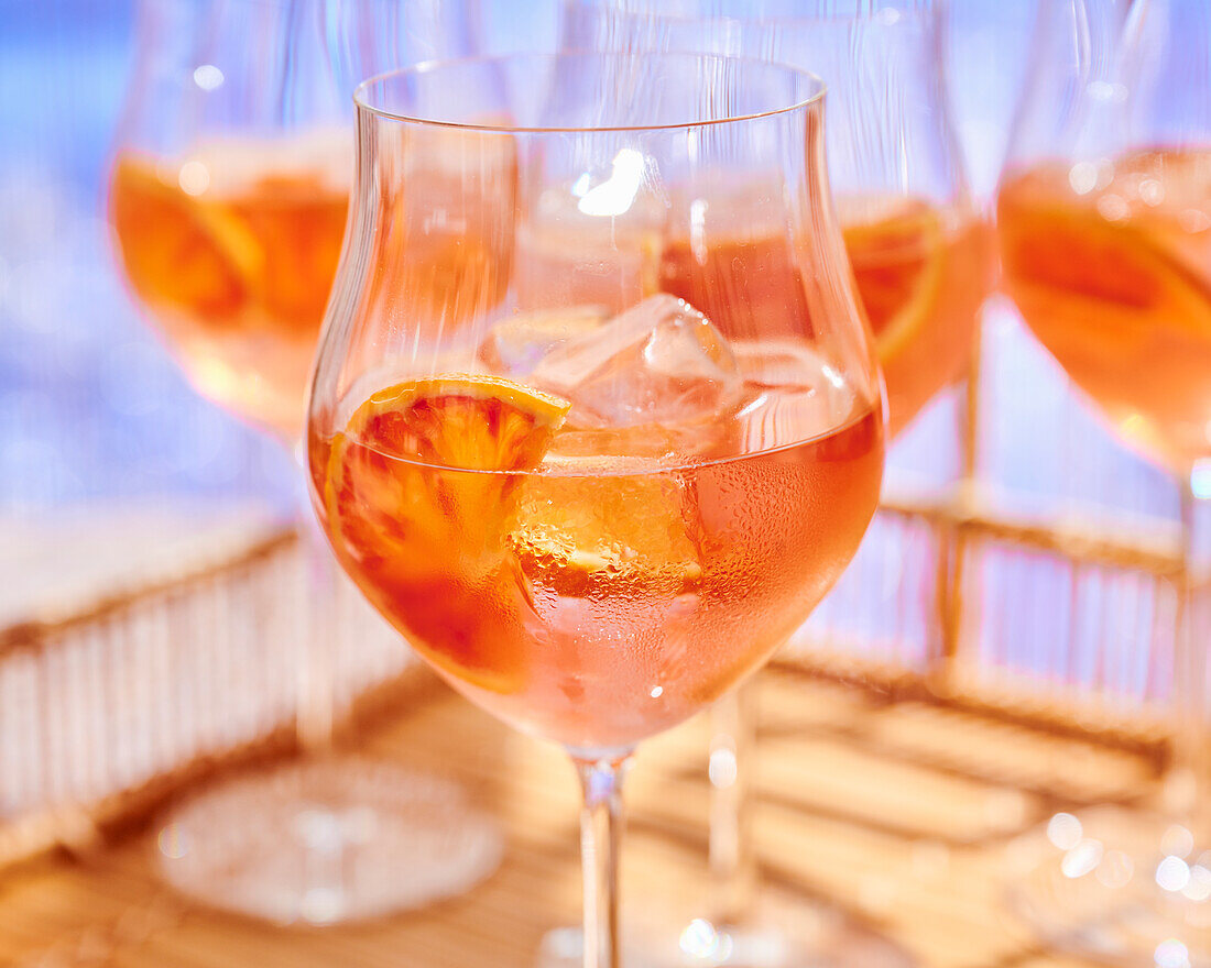 Aperol Spritz mit Orange und Eiswürfeln