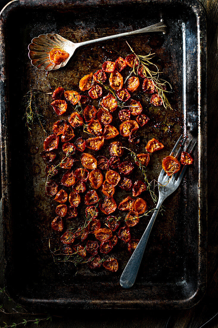 Ofengetrocknete Tomaten mit Kräutern