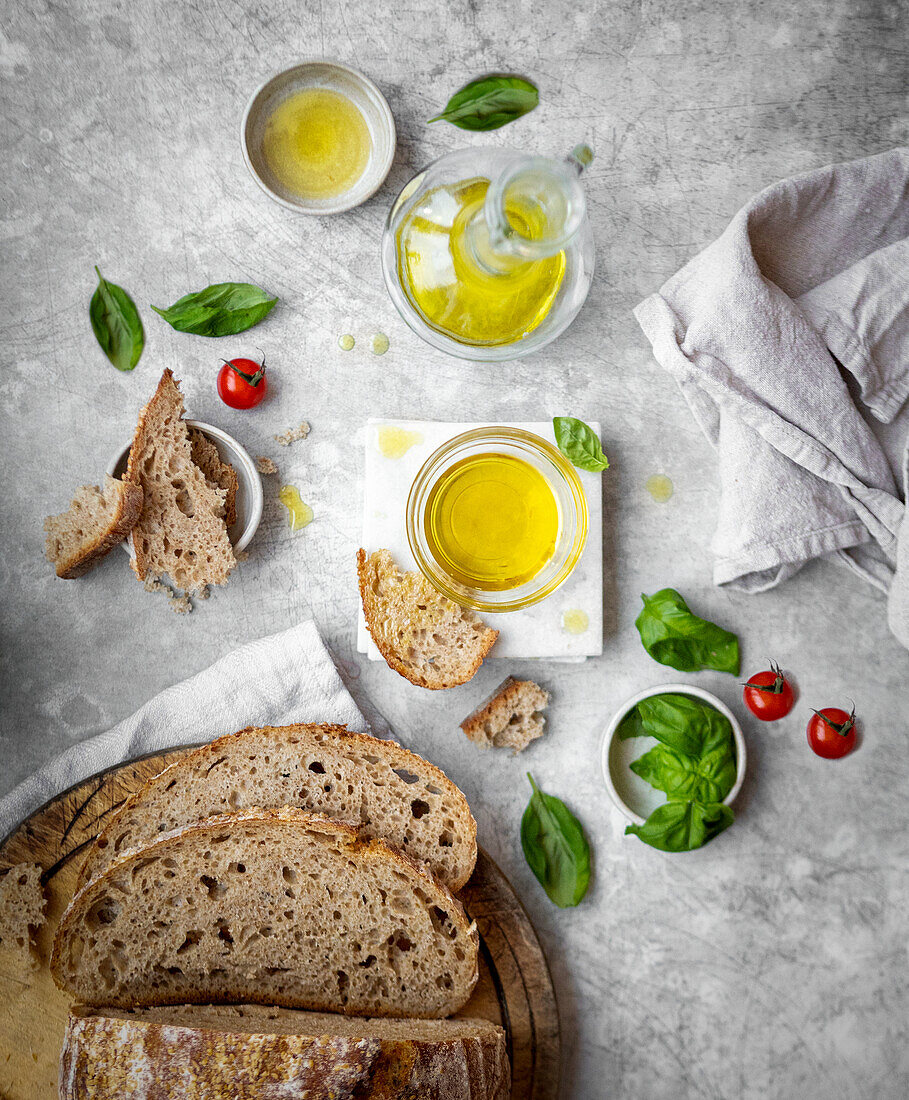 Sauerteigbrot mit Olivenöl und Basilikum