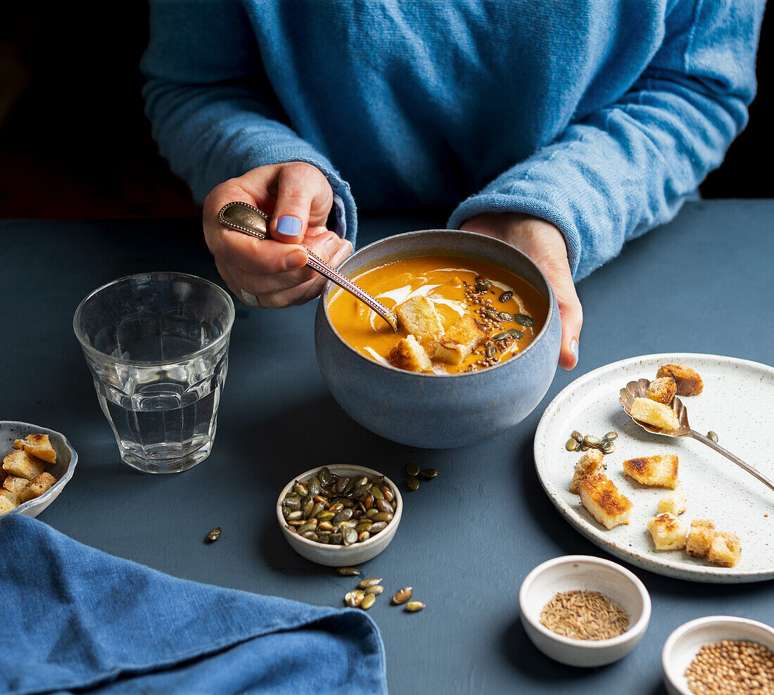 Geröstete Butternuss-Kürbissuppe mit Croutons und Kürbiskernen