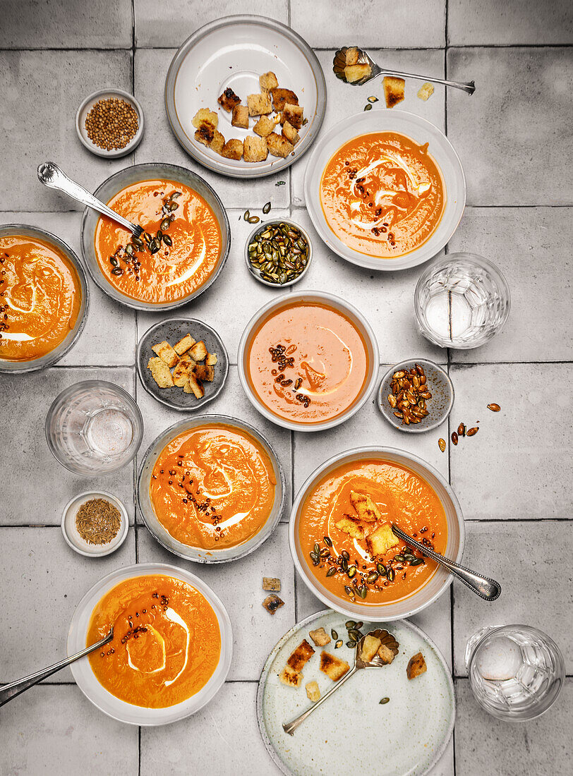 Geröstete Butternuss-Kürbissuppe mit Croutons und Kürbiskernen