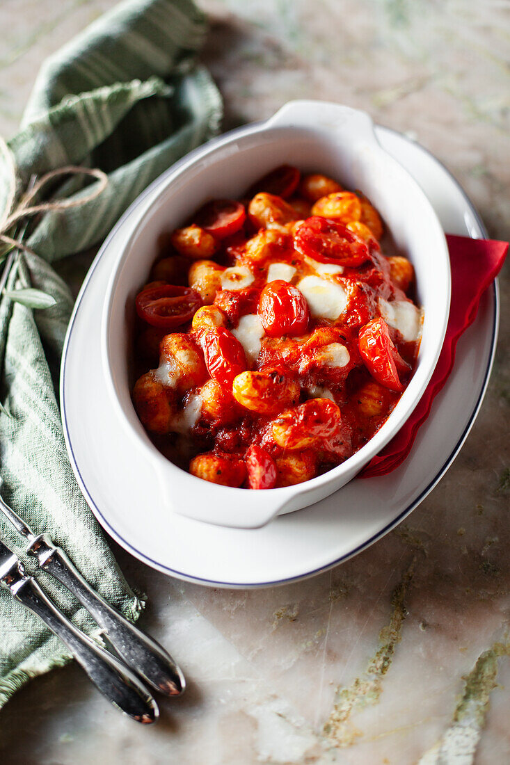 Gebackene Gnocchi mit Tomaten und Mozzarella