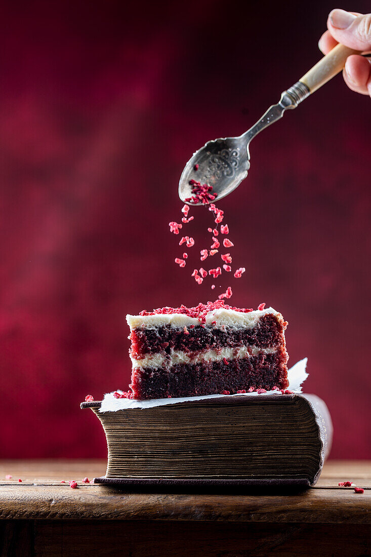 Red Velvet Cake mit gefriergetrockneten Himbeeren