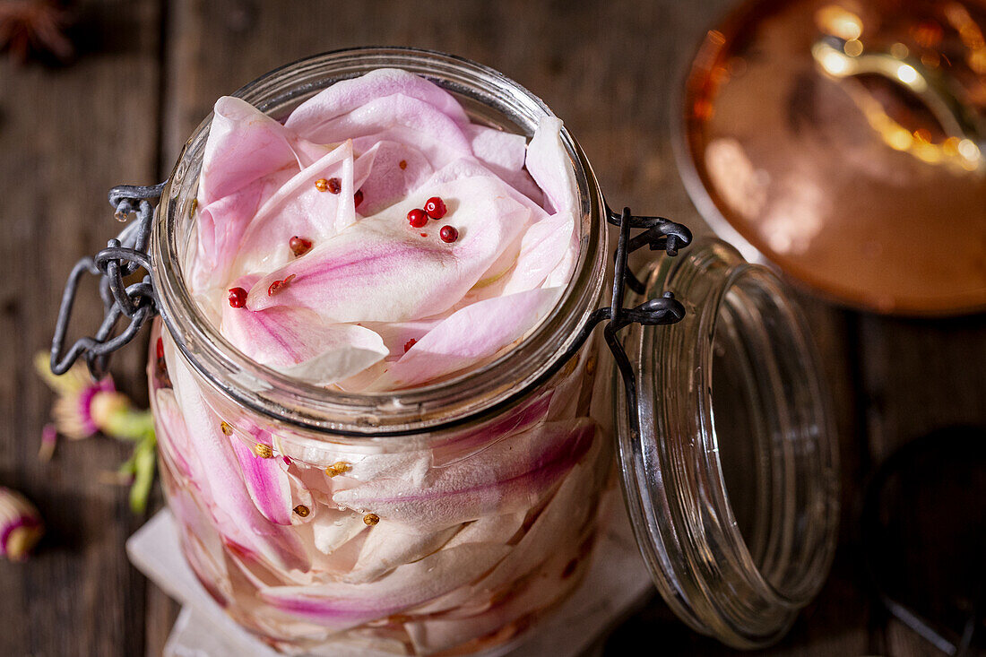 Eingelegte Rosenblütenblütenblätter