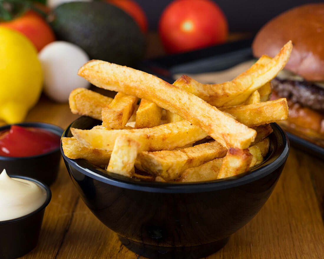 Pommes frites mit Ketchup und Mayonnaise