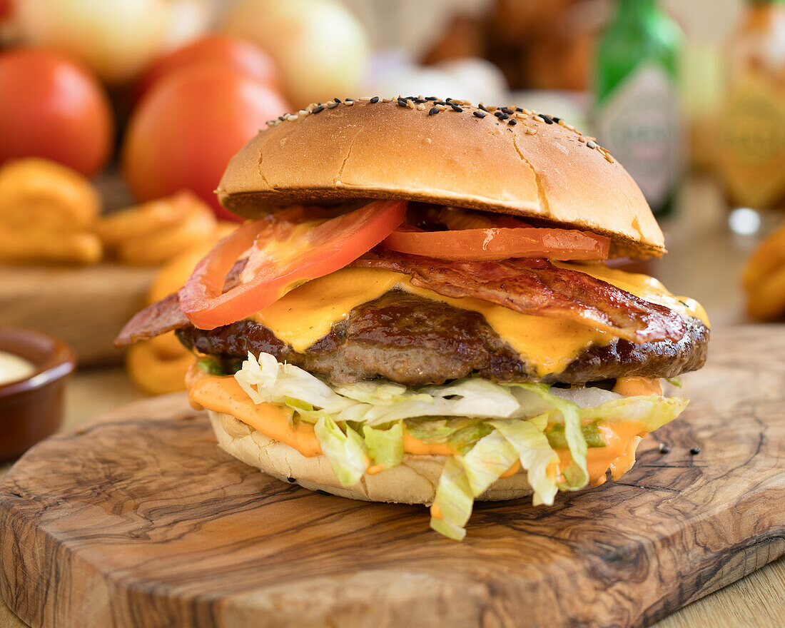 Bacon Cheeseburger mit Salat und Tomaten