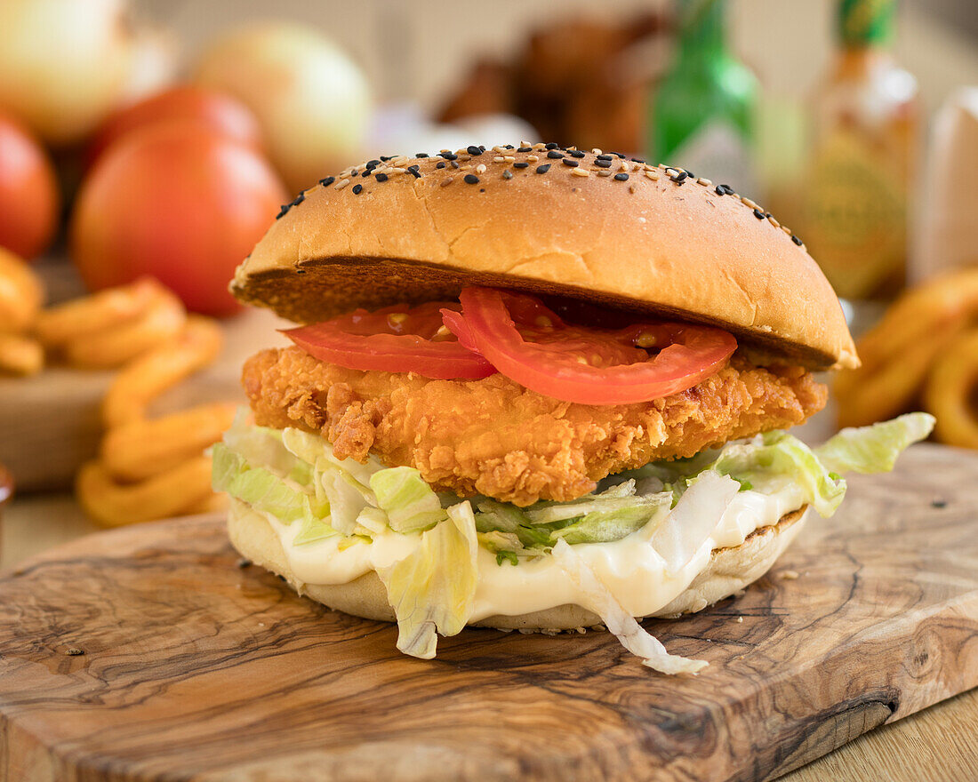 Crispy Chicken Burger mit Tomate und Salat