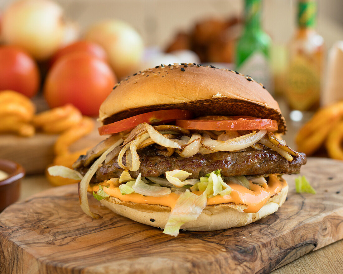 Hamburger mit gebratenen Zwiebeln und Gemüse