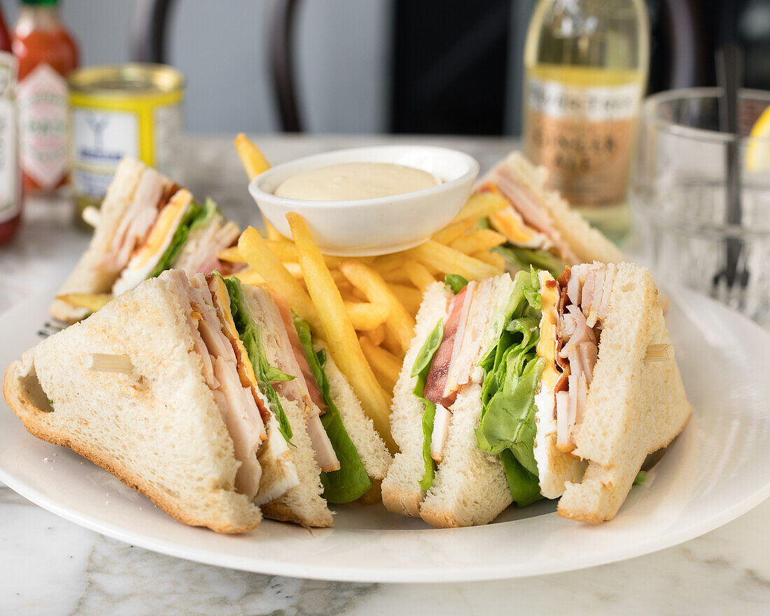 Club-Sandwich mit Hähnchen und Pommes Frites