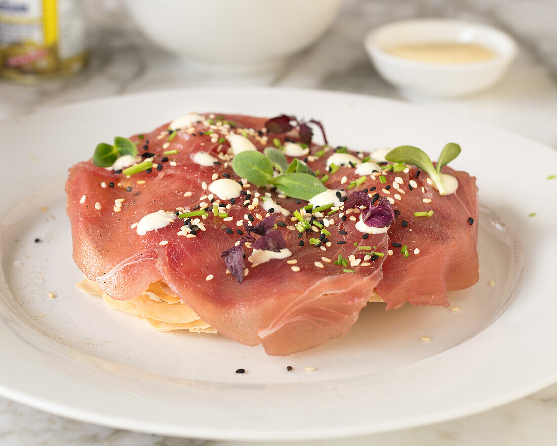 Thunfisch-Carpaccio auf Toast