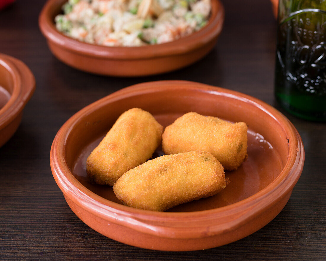 Croquettes with cod (croquetas de bacalao)