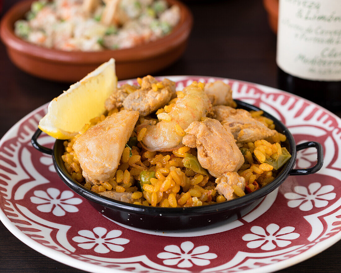 Paella mixta mit Hähnchen und Meeresfrüchten