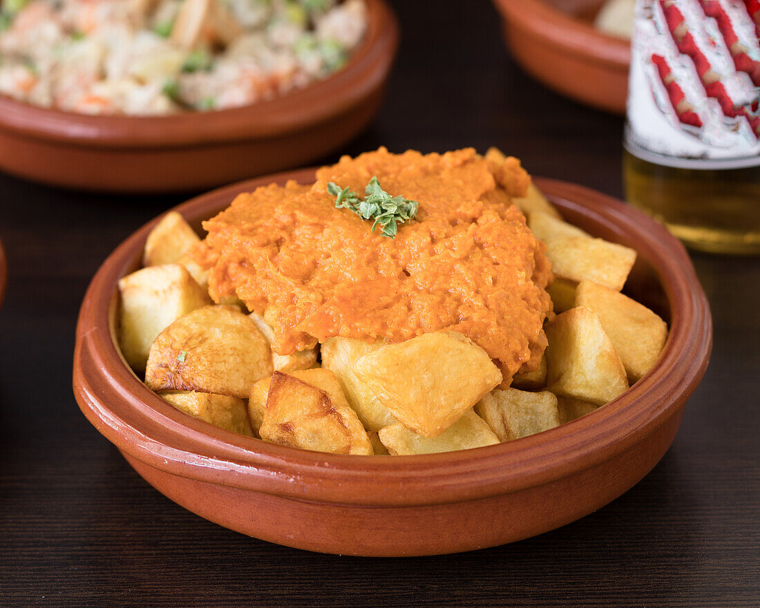 Patatas Bravas mit scharfer Sauce