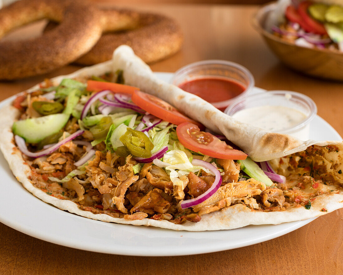 Lahmacun mit Hühnchen, Tomaten, Zwiebeln und Saucen