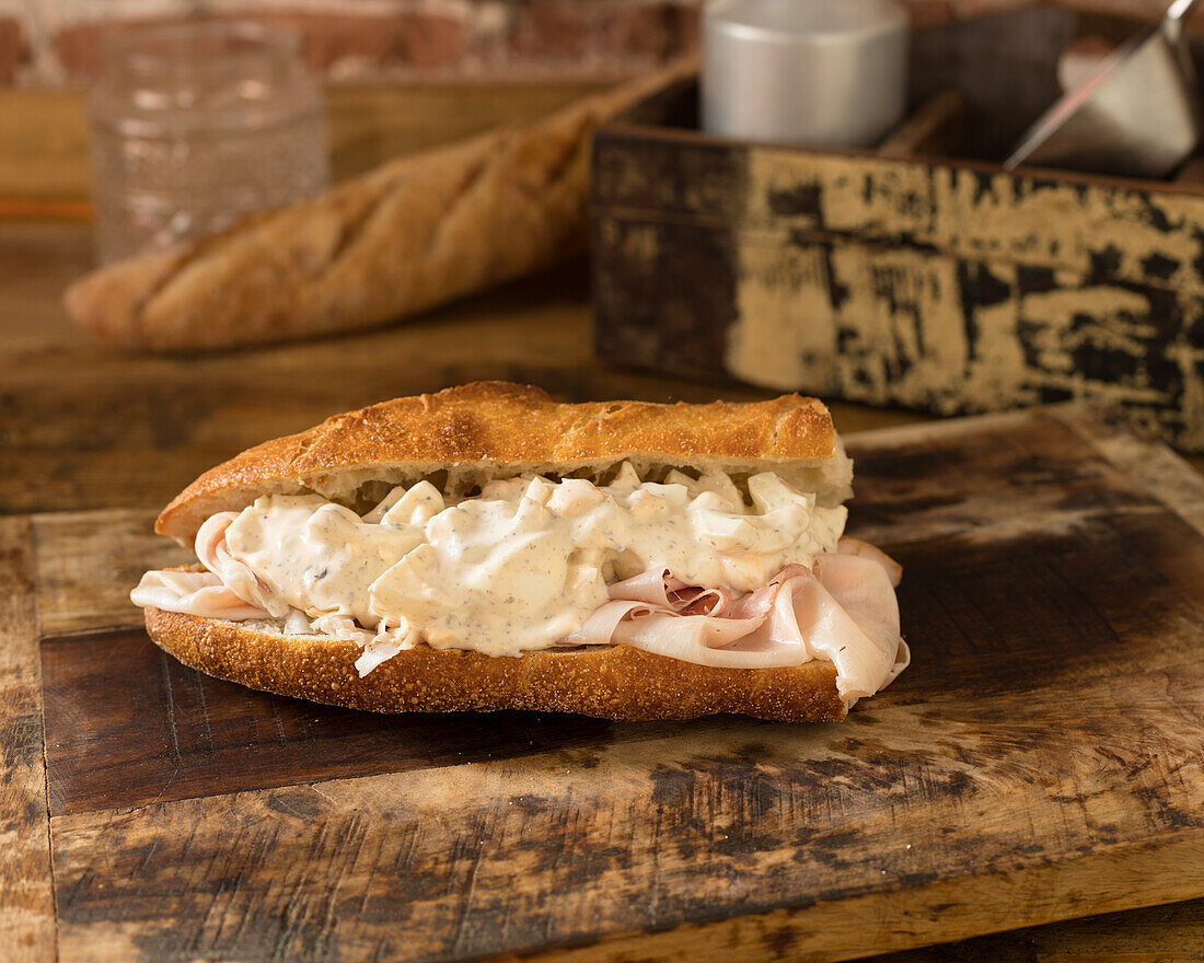 Baguette mit Schinken und Trüffel-Eiersalat