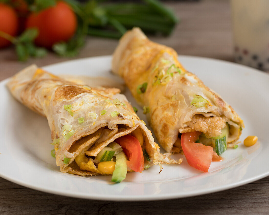 Jianbing- Omelett mit Tomaten, Gurken und Mais (China)