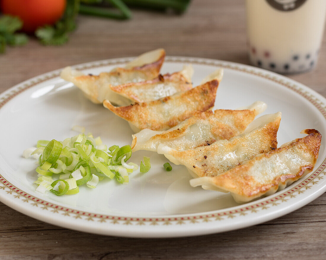 Gebratene Gyoza mit Lauchzwiebeln