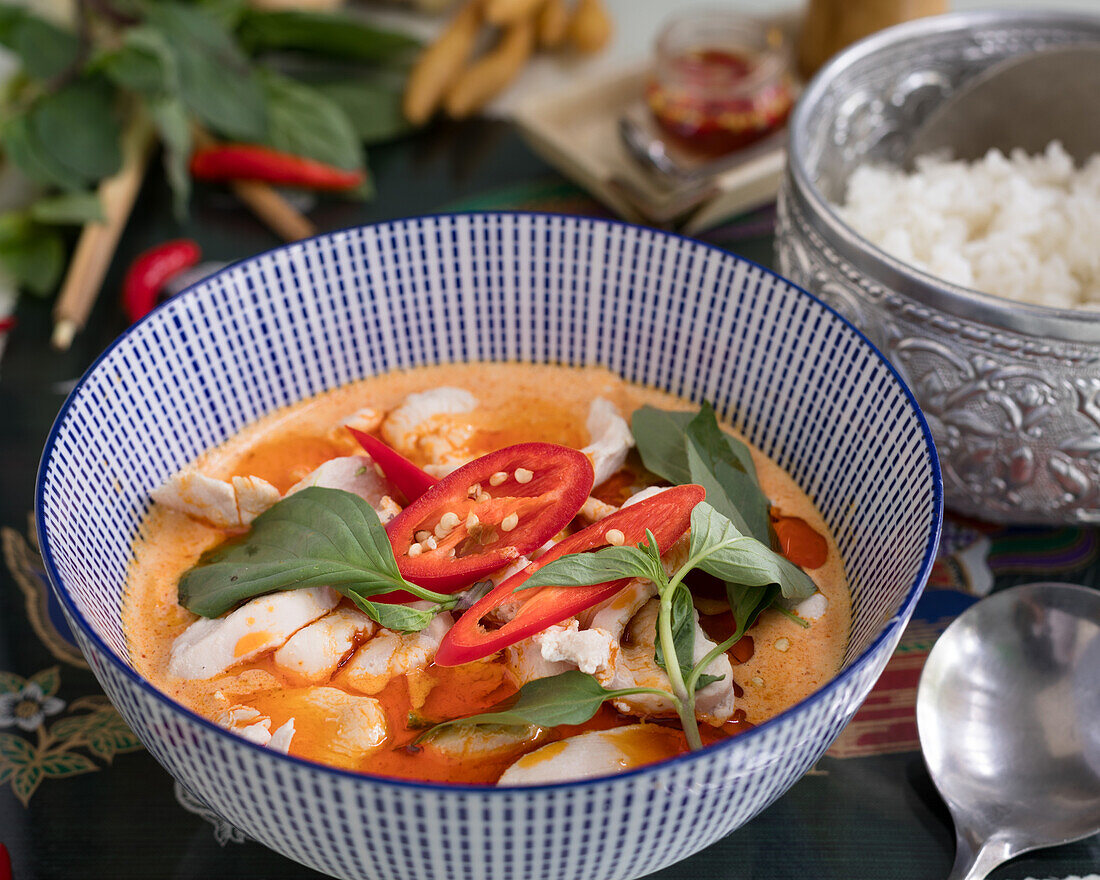 Rotes Thai-Curry mit Hühnchen und Chili (Thailand)