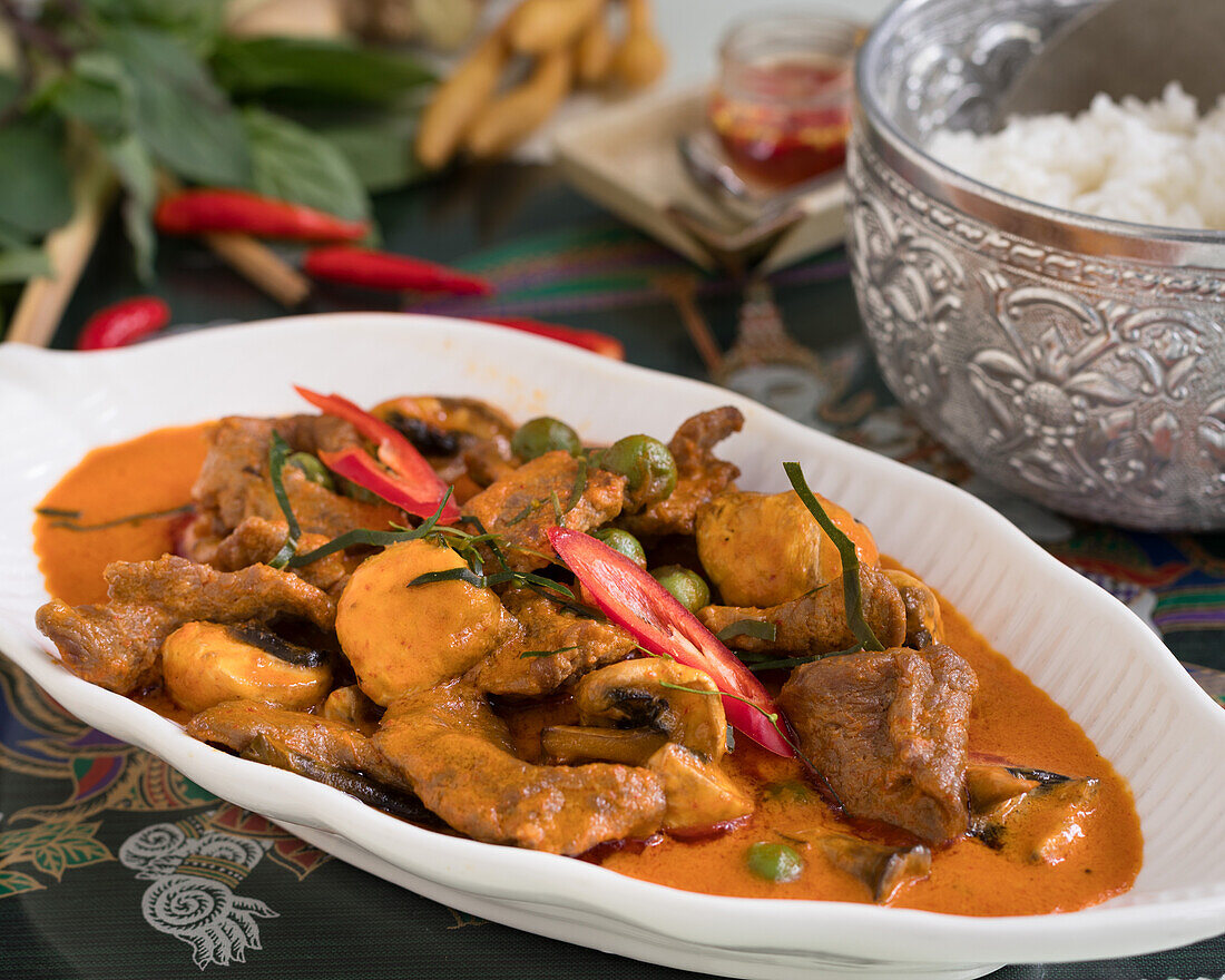 Panang-Curry mit Rindfleisch und Reis (Thailand)