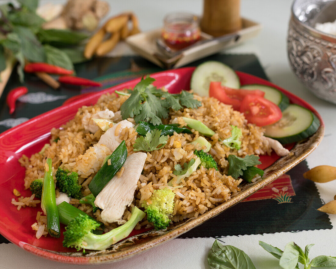 Khao Pad Gai - gebratener Reis mit Huhn und Gemüse (Thailand)