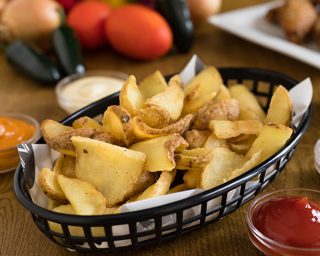 Deep-fried potato slices with dips