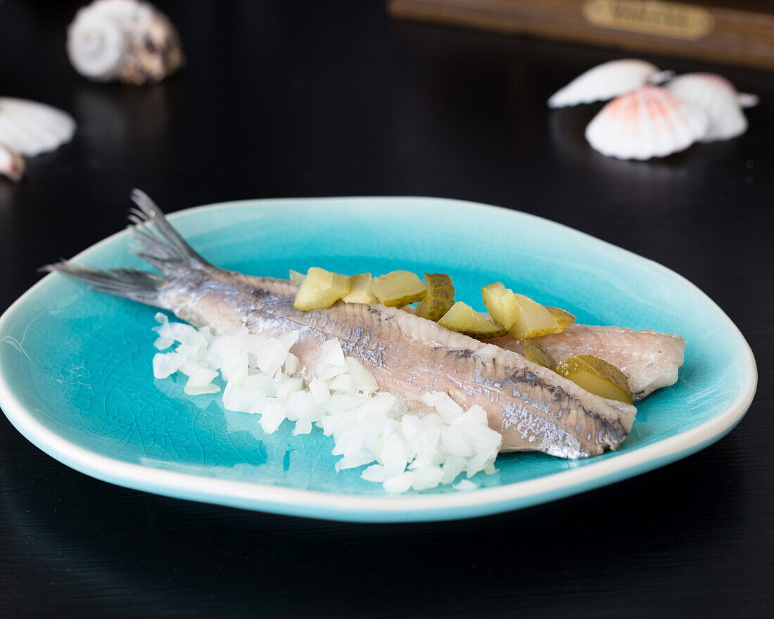 Matjes-Hering mit Zwiebeln und Gurken