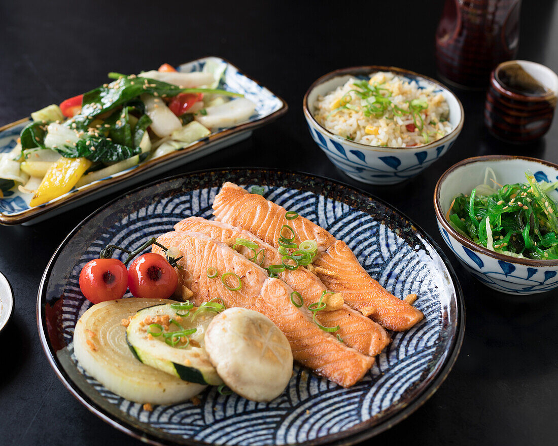 Gegrillter Lachs mit Gemüsebeilagen (Japan)