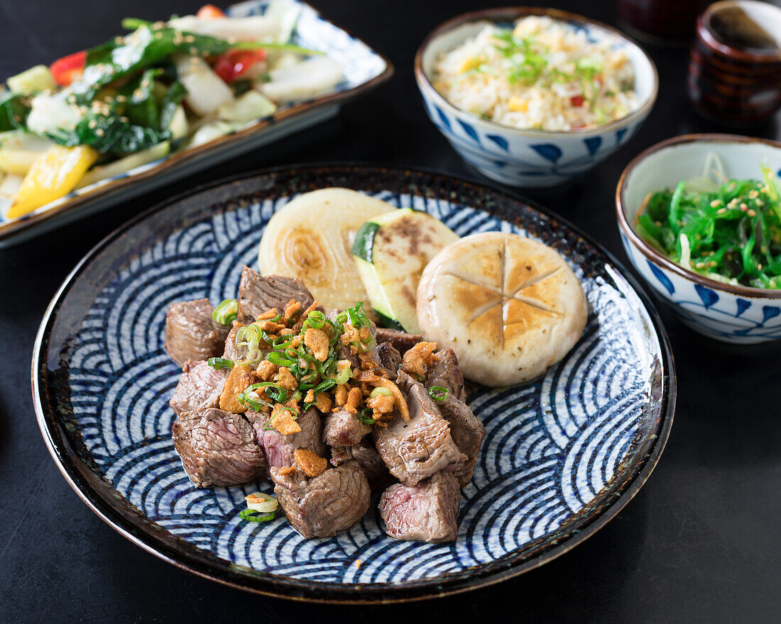 Rinderfilet mit Beilagen (Japan)