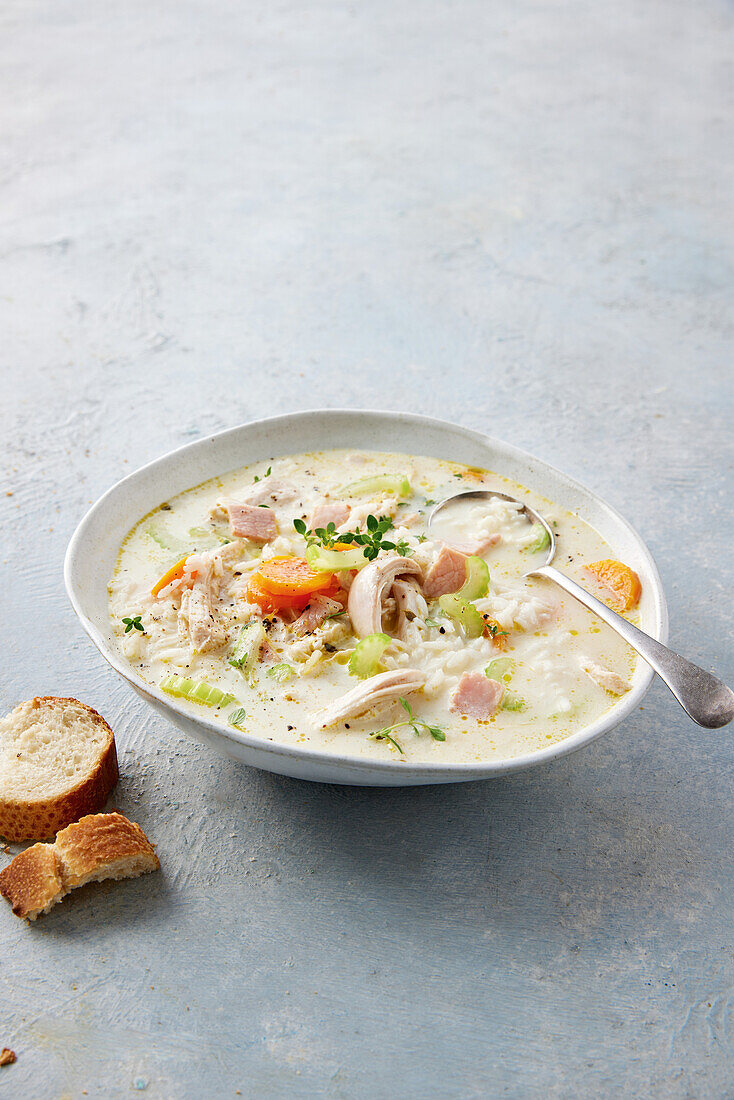 Cremige Hühner-Reissuppe mit Gemüse