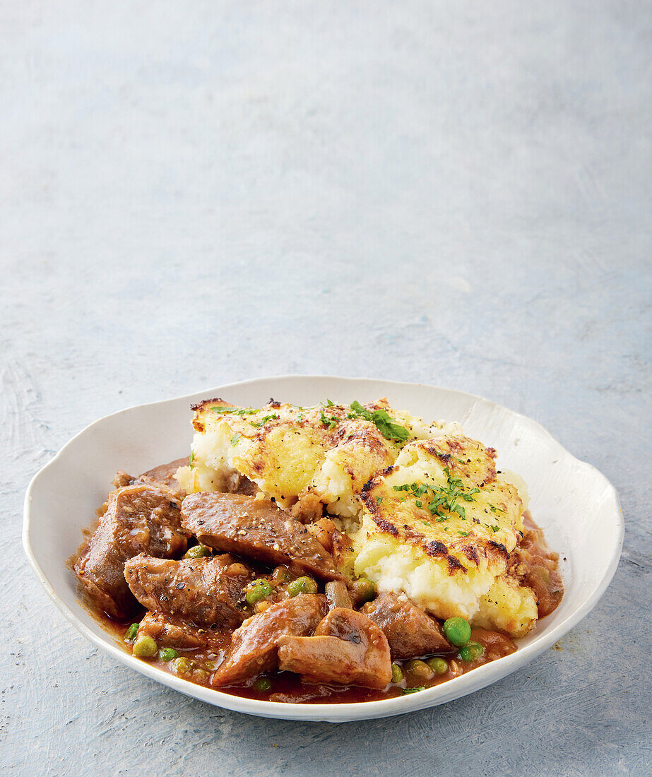 Wurstgericht mit Kartoffelbrei und Erbsen