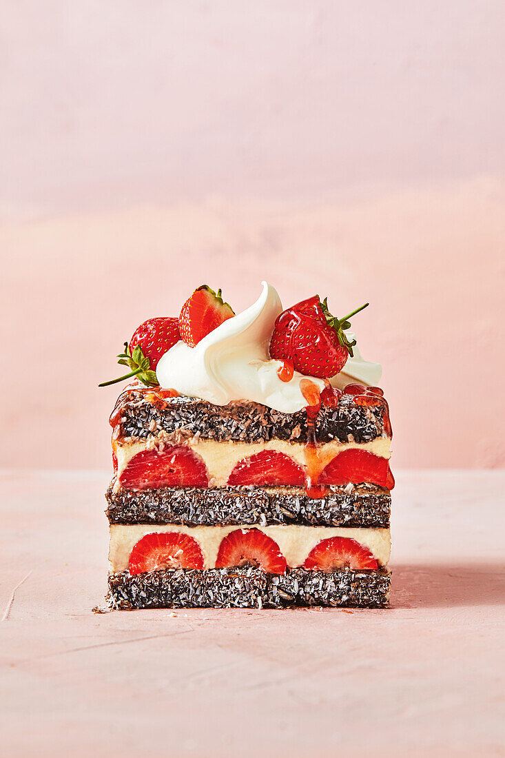 Lamington-Pudding-Schnitten mit Erdbeeren und Sahne