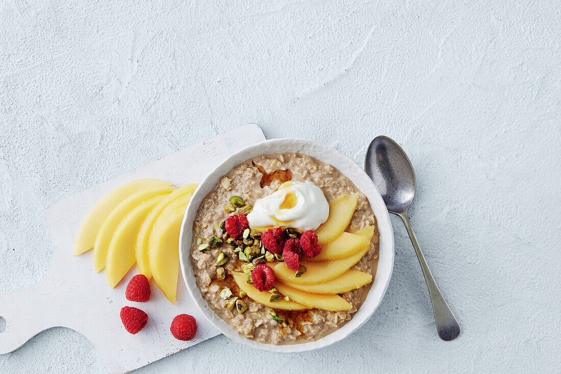 Chai-Haferbrei mit Mango und Himbeeren