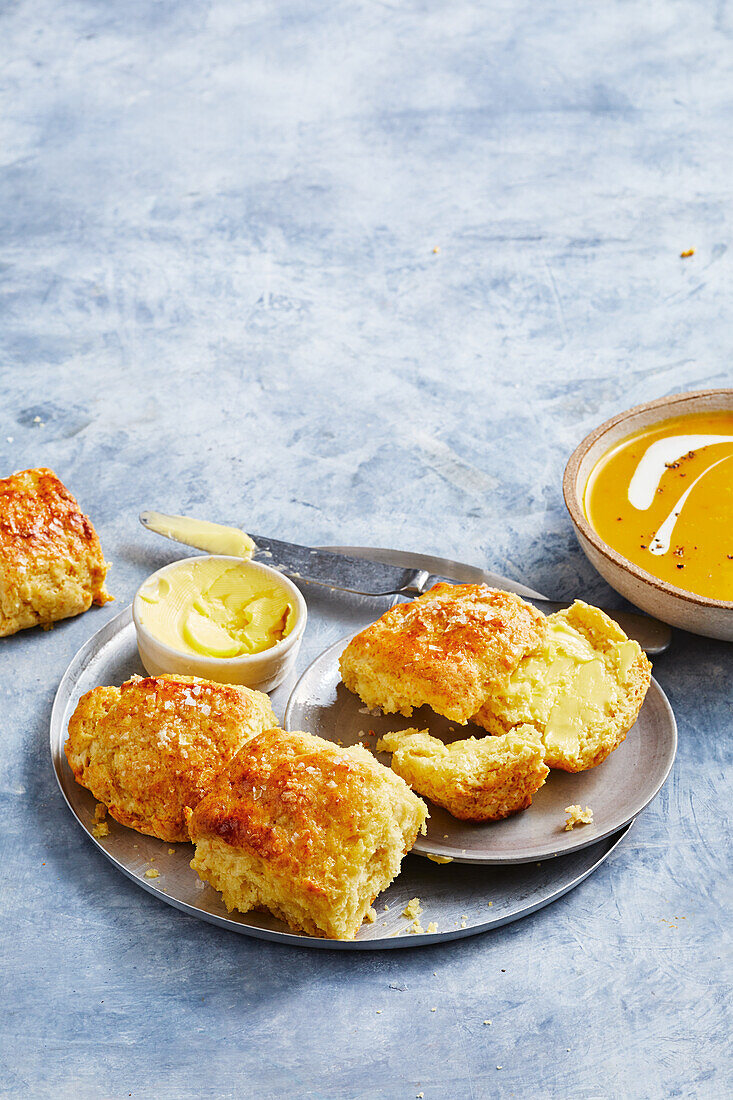 Buttermilch-Scones und Kürbissuppe