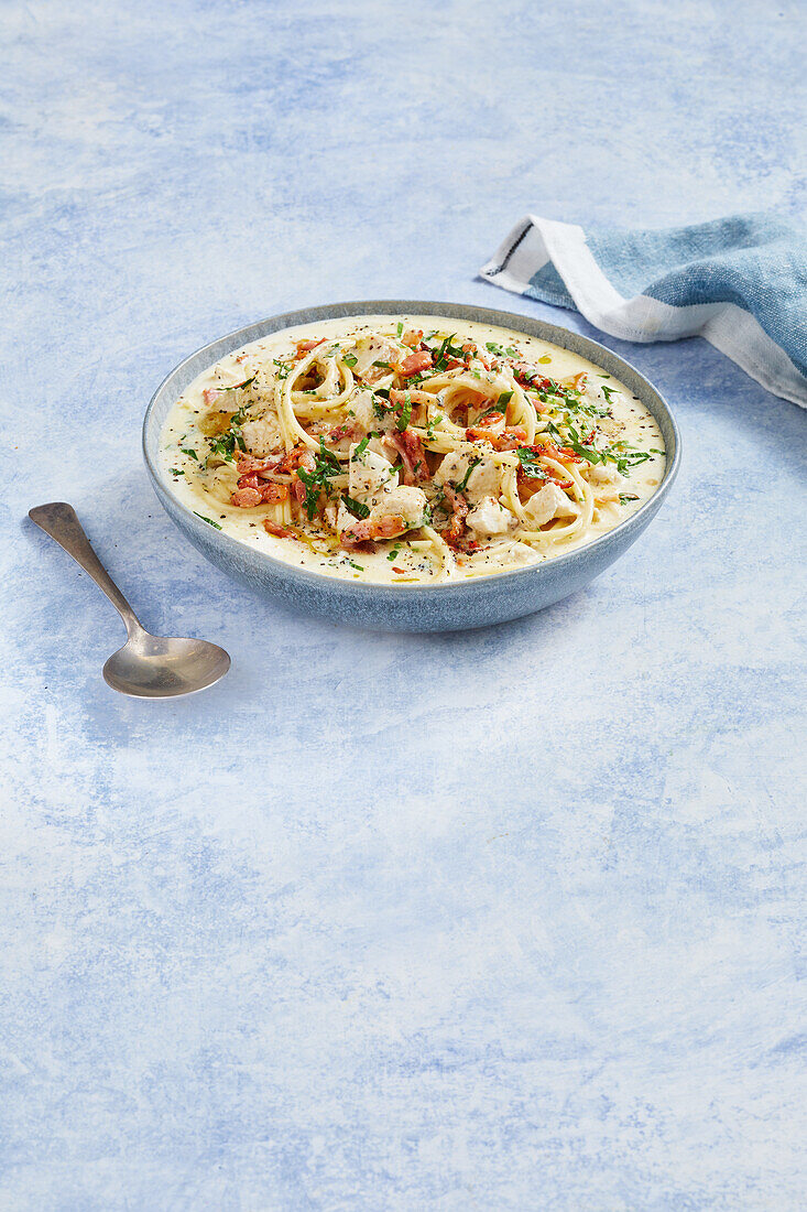 Spaghetti Carbonara mit Hähnchen und Speck