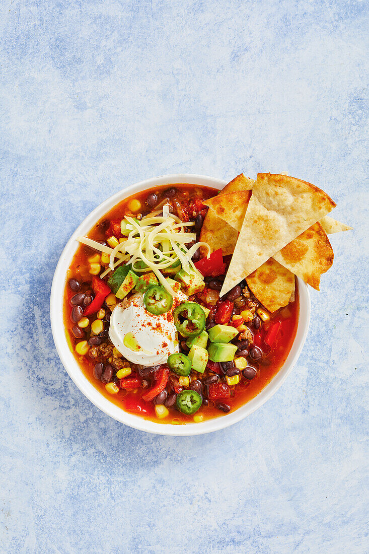 Taco-Suppe mit schwarzen Bohnen und Avocado