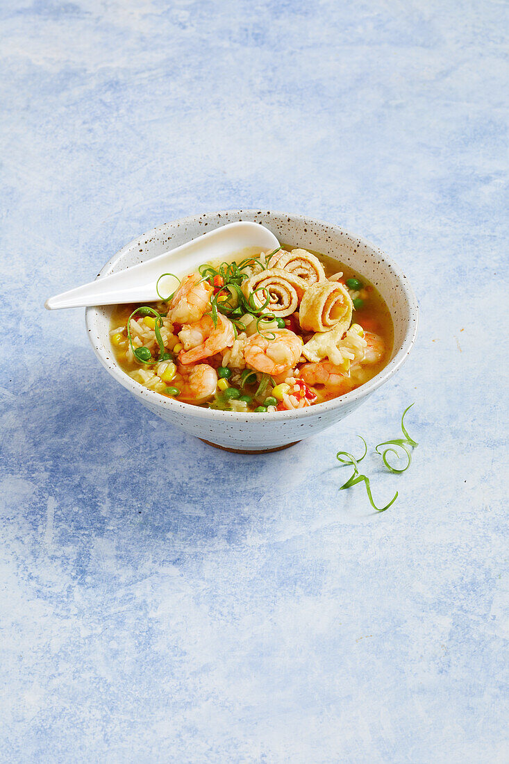 Soup with fried rice, prawns, sweetcorn and peas