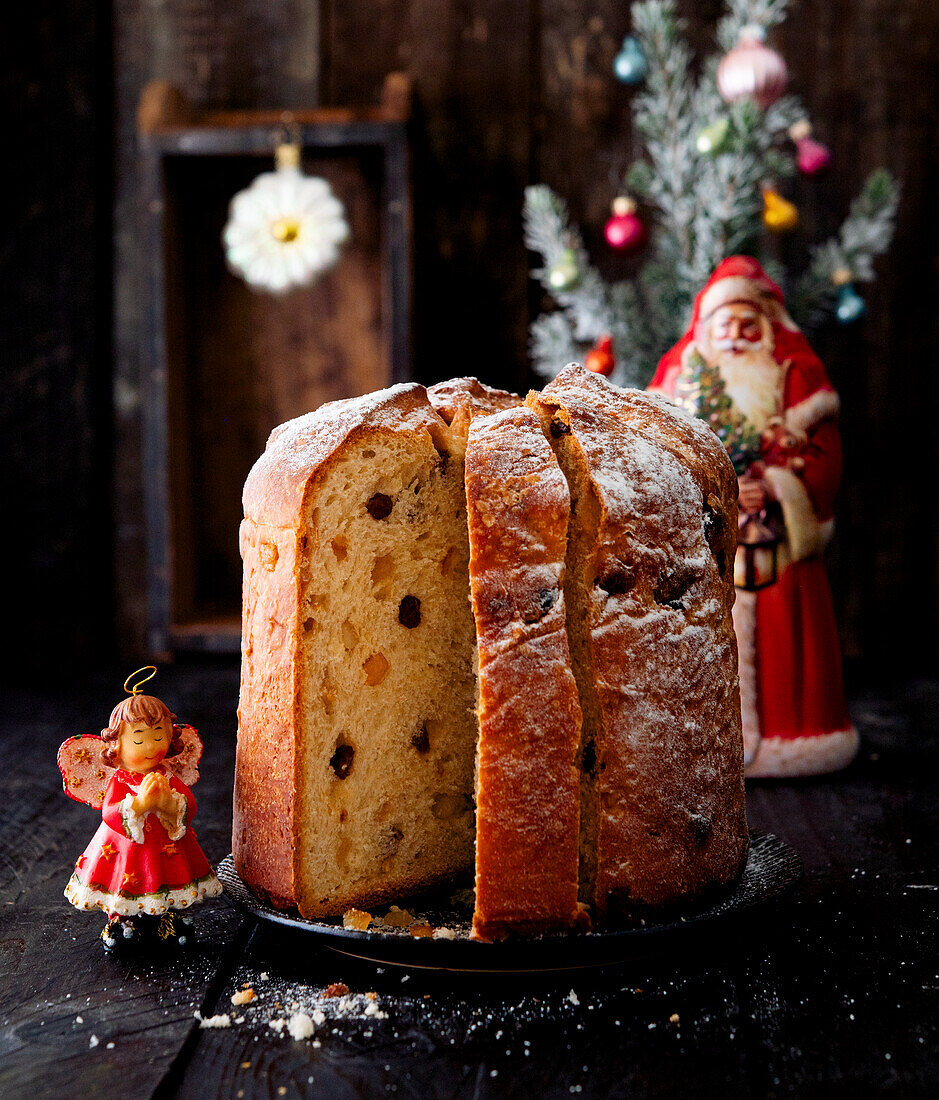 Panettone mit Rosinen und kandierten Früchten