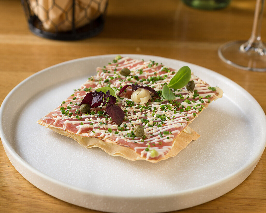 Sashimi vom Thunfisch auf Cracker mit Kräutern